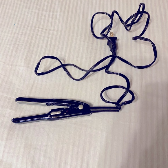 BabylissPro NanoTitanium1" Mini Straightening Iron - Picture 2 of 2